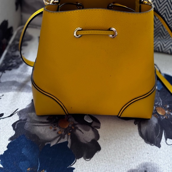 πMICHEAL KORS Vibrant Yellow Bucket Bagπ₯°πππππ - Picture 6 of 12
